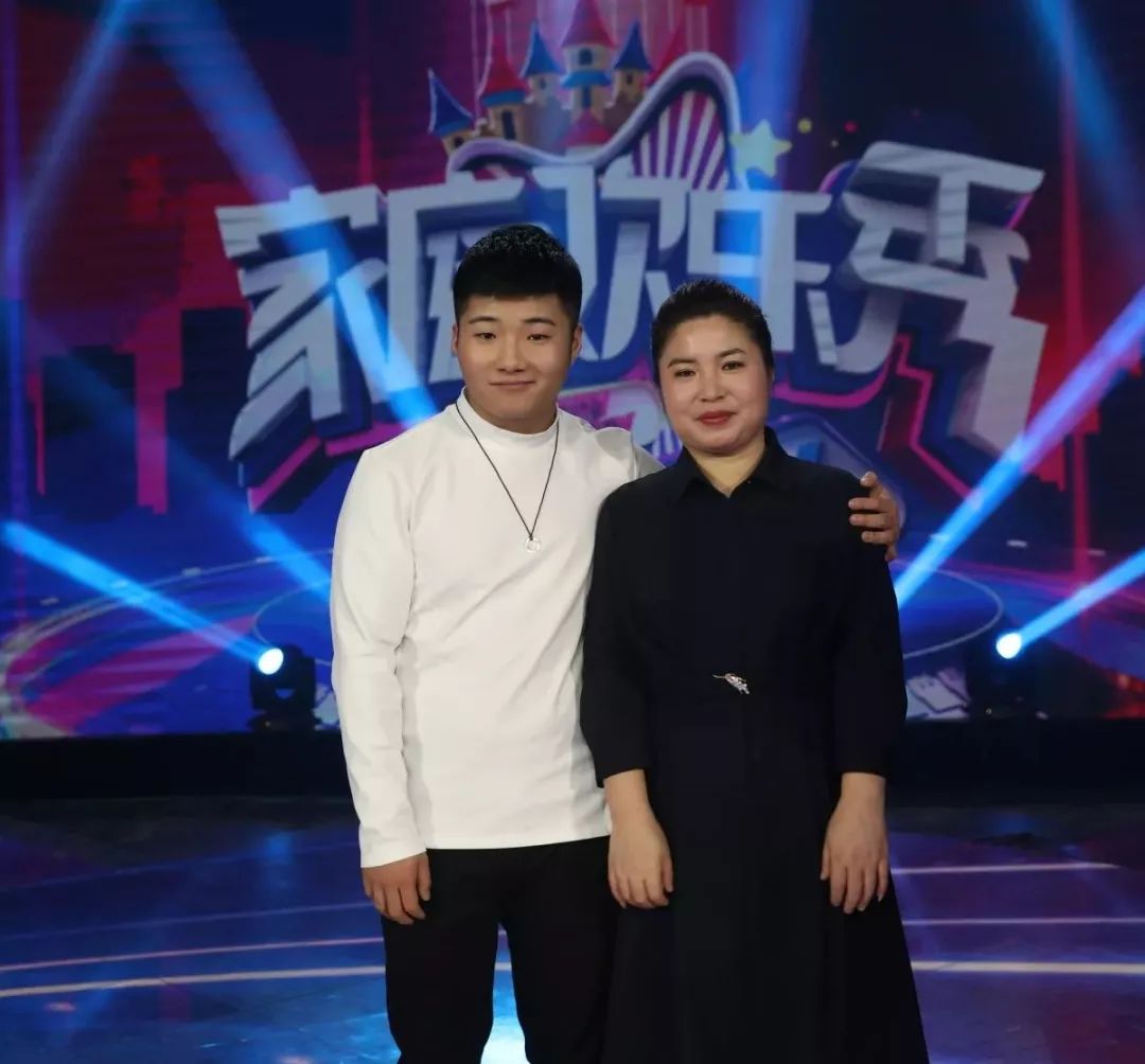 崔大笨爆笑全场,白小白和双截棍冠军当场对垒,老哥稳!