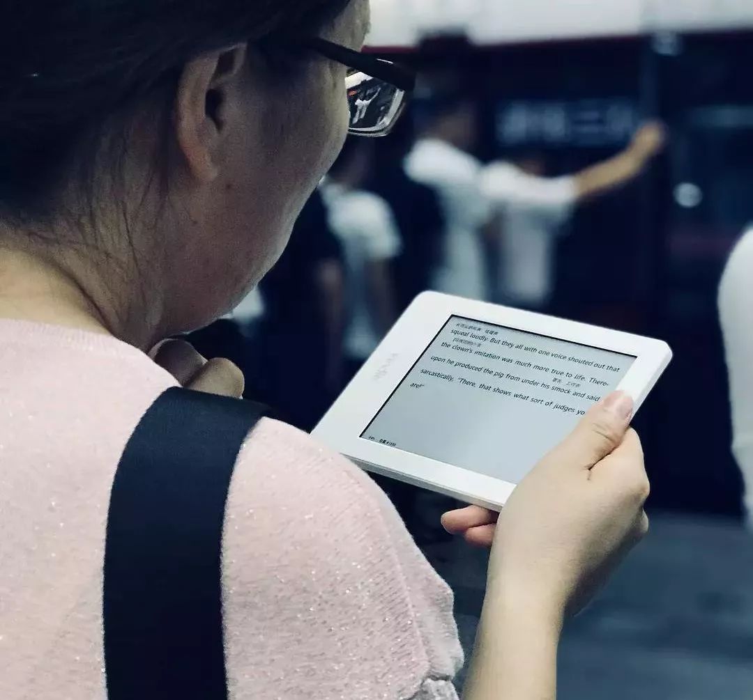 北京那些地铁里的读书人丨阅读是平淡生活中最有质感的部分_朱利伟_照片_乘客