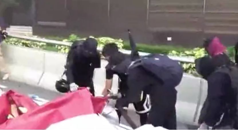 环球网:港铁被焚触目惊心 环球网:港铁被焚触目惊心