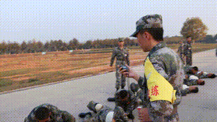 抓最后时机旗语考核了解一下猜猜这是要表达什么意思队列考核场上严肃