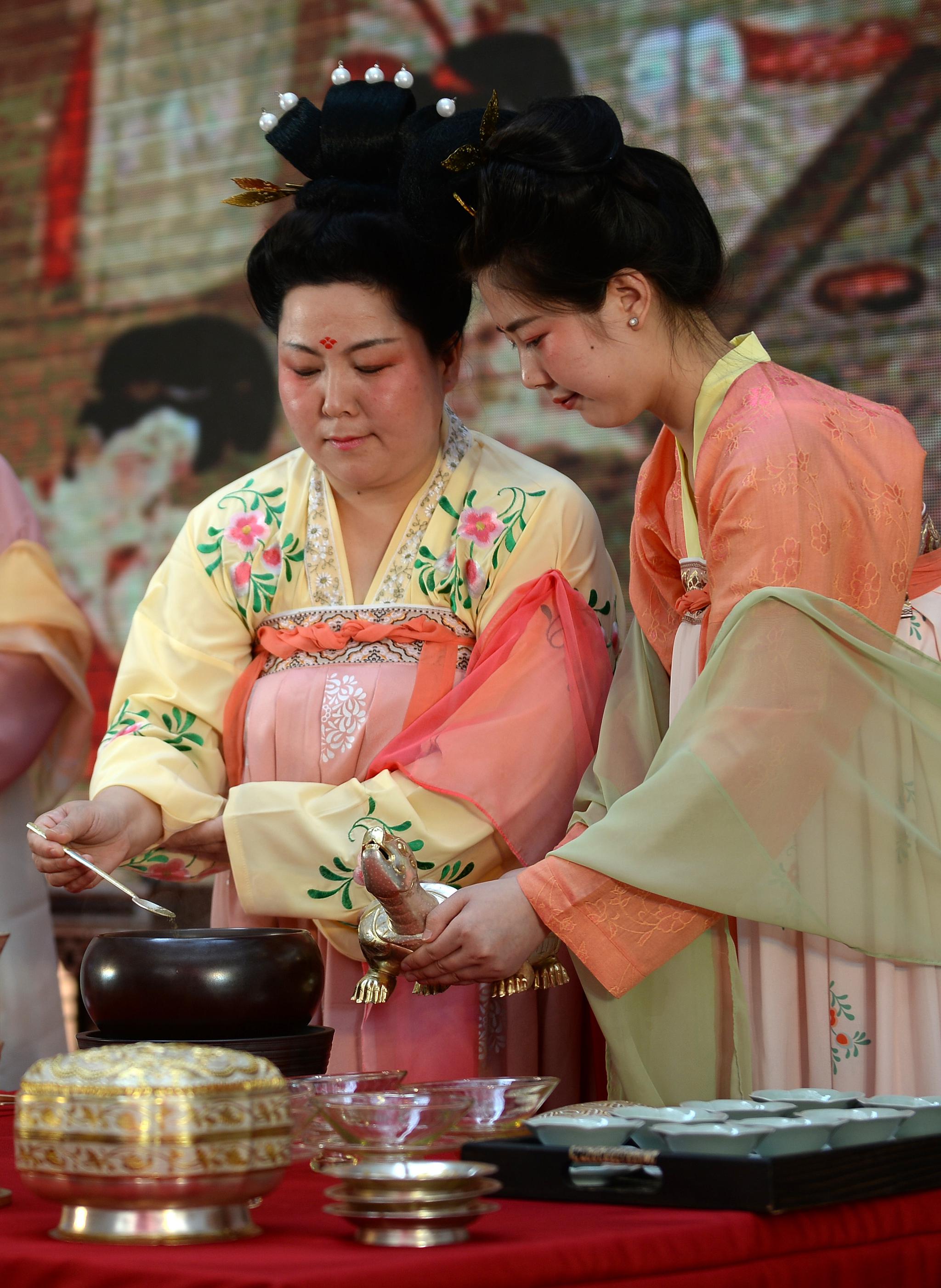 西安:仿唐烹茶秀再现传统茶艺|茶艺|西安|唐代_新浪网