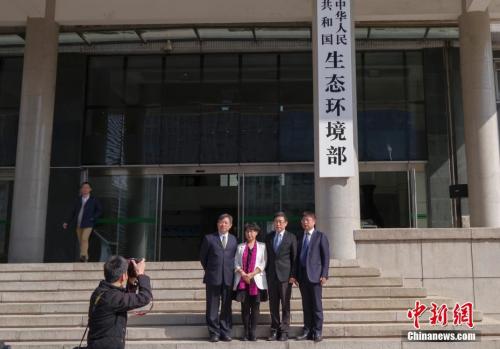 4月16日,新组建的中华人民共和国生态环境部在北京正式挂牌。图为民众与新牌合影。 中新社记者 贾天勇 摄