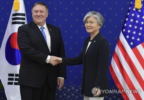 图注：韩国外长康京和（右）同美国务卿蓬佩奥握手合影