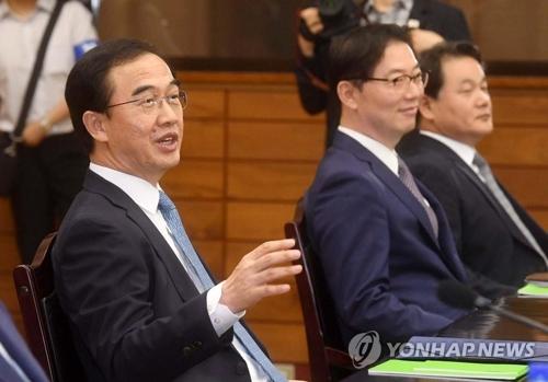 8月13日,在板门店统一阁,赵明均(左一)在高级别会谈上发言。(图片来源:韩联社<strong>掌玩斗士网游</strong>)