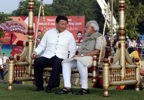 2014年9月17日，国家主席习近平在印度总理莫迪陪同下访问古吉拉特邦。这是习近平和莫迪在参观河岸公园发展项目时亲切交谈。（新华社）