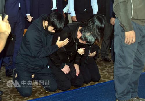 事故列車司機員尤振仲(中)跪倒在靈堂痛哭。臺灣“中央社”記者盧太城攝