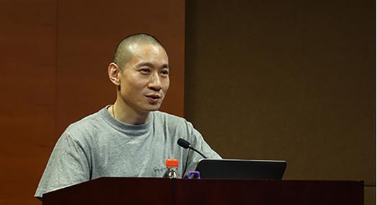 他还劝说自己的学生用写论文、做实验的时间去开饭馆、做生意