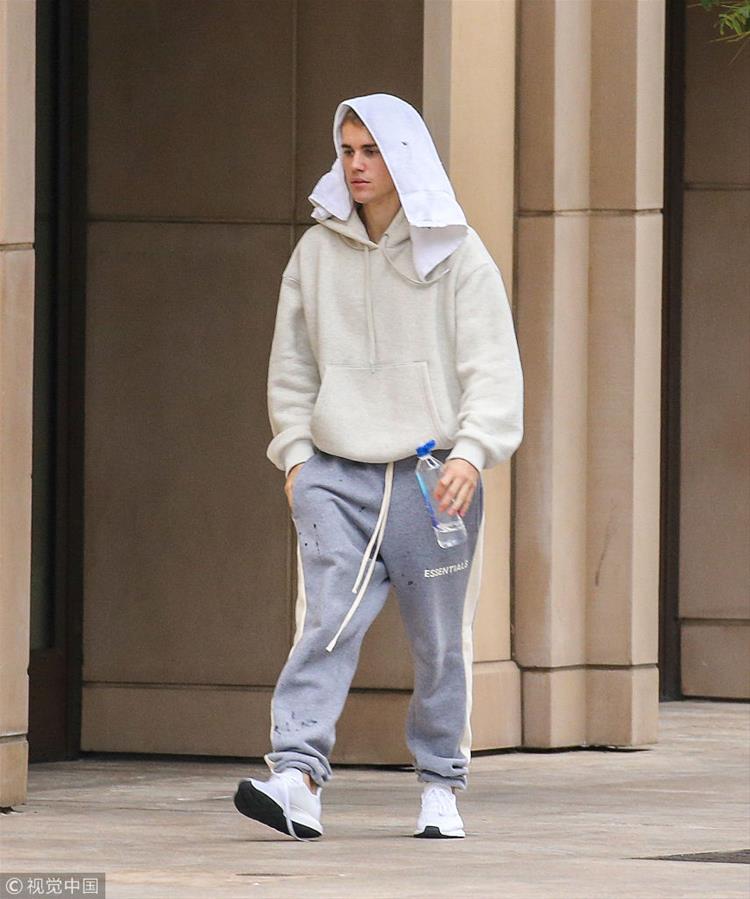 运动裤夫妇!贾斯汀·比伯运动裤上瘾似集邮