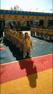 小姐姐，是谁给你的勇气来张开双臂的？