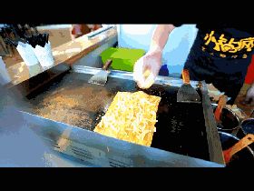 吃这家烤冷面竟然要排队!加了榴莲和芝士的豪