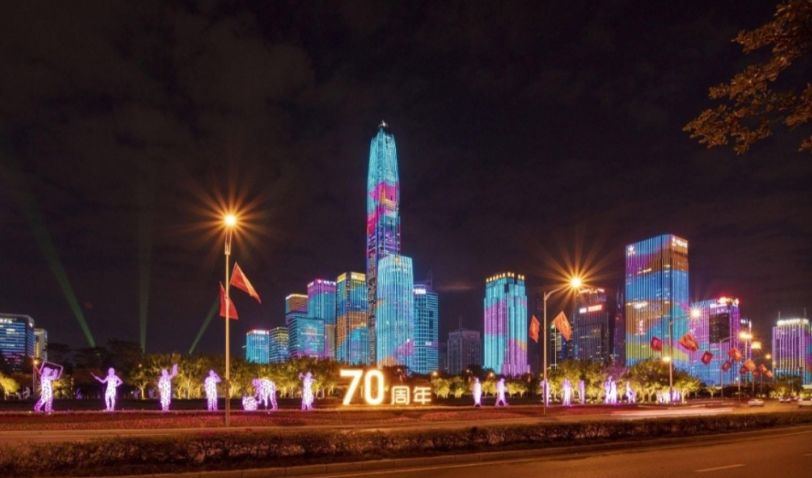 广东深圳:超4181平方米的巨幅国旗亮相深圳广电大厦