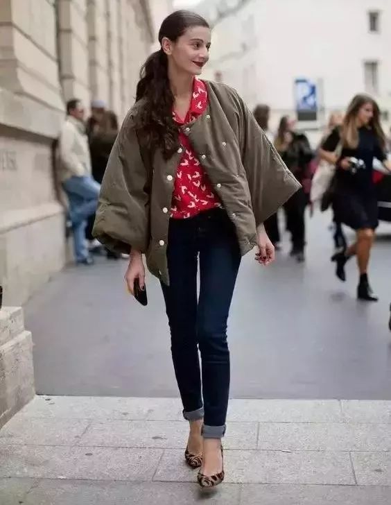 短款羽绒上身,刘雯终于认真过冬