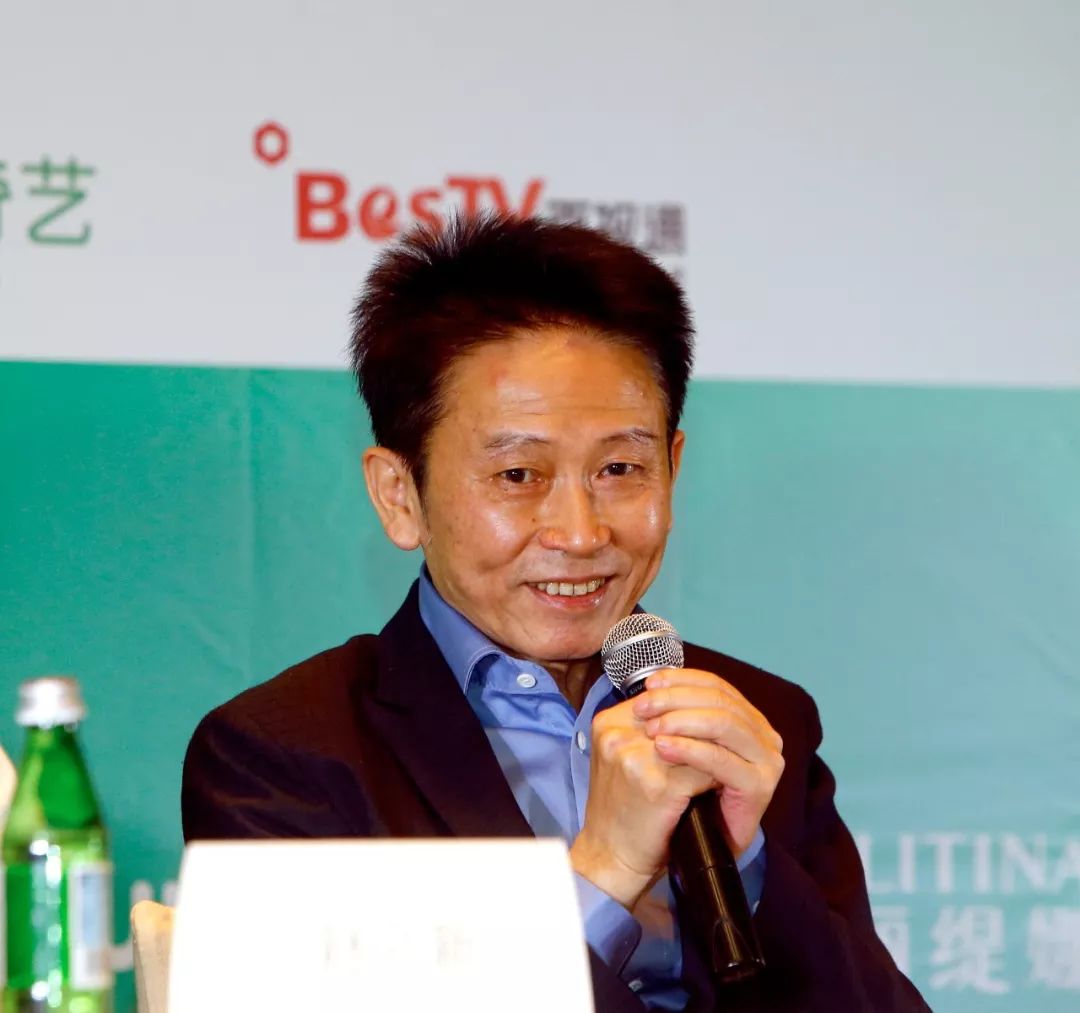 ▲2018年6月13日,上海,编剧刘和平担任白玉兰奖评委时接受记者采访。(图片来源:东方IC)