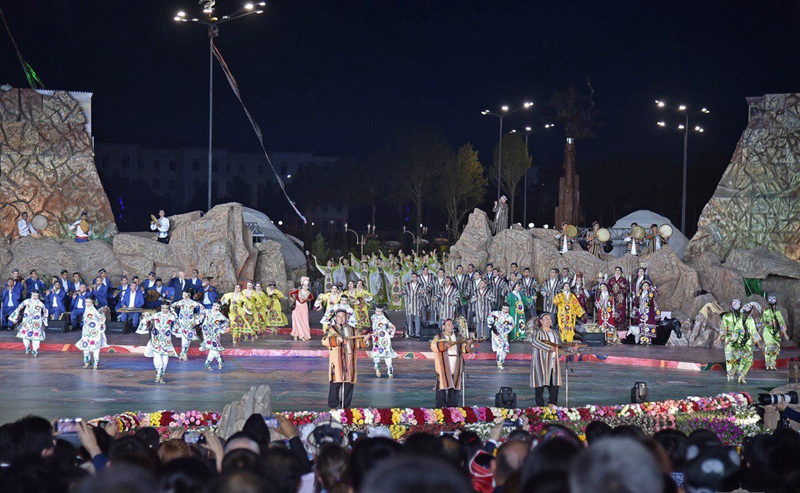 乌兹别克斯坦举办首届国际民间口头说唱艺术节 “陕北说书”艺人代表中国参演受关注