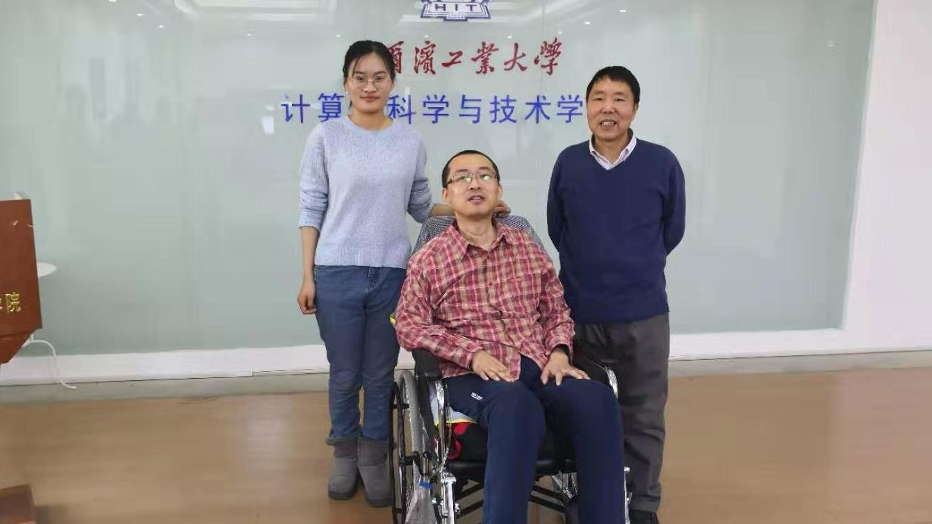 马超通过博士论文答辩后和导师(右)、学妹(左)合影。 受访者供图