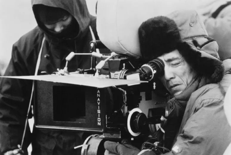 1994年5月17日在戛纳电影节首映的《活着》获得了当年的评委会大奖,图为电影拍摄现场的张艺谋