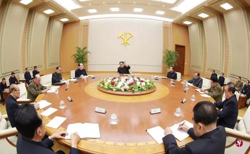 ▲朝中社10日发布的这张照片显示,金正恩(中)主持朝鲜劳动党中央委员会政治局会议,并在会上对韩朝关系发展方向和朝美对话前景进行了深度分析和评价。