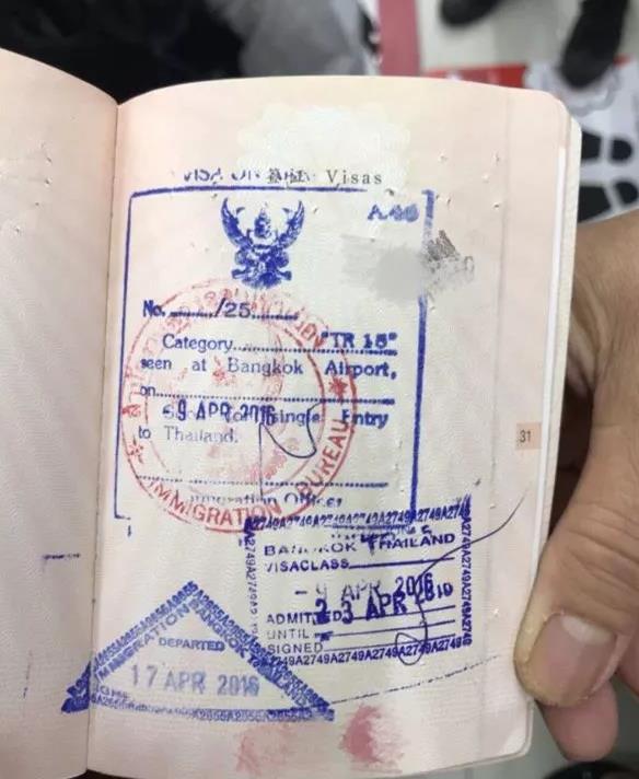 中国游客日本购物 护照被钉15个订书钉盖22个