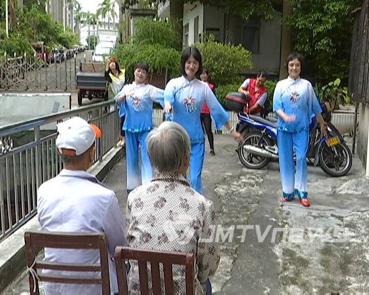 重阳节社工、志愿者开展敬老活动 上门送节目