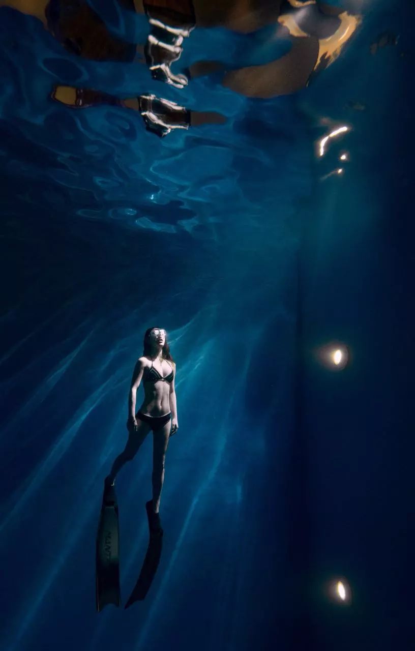 杭州25岁美少女在杭州唯一的透明潜水馆里拍了一组大片
