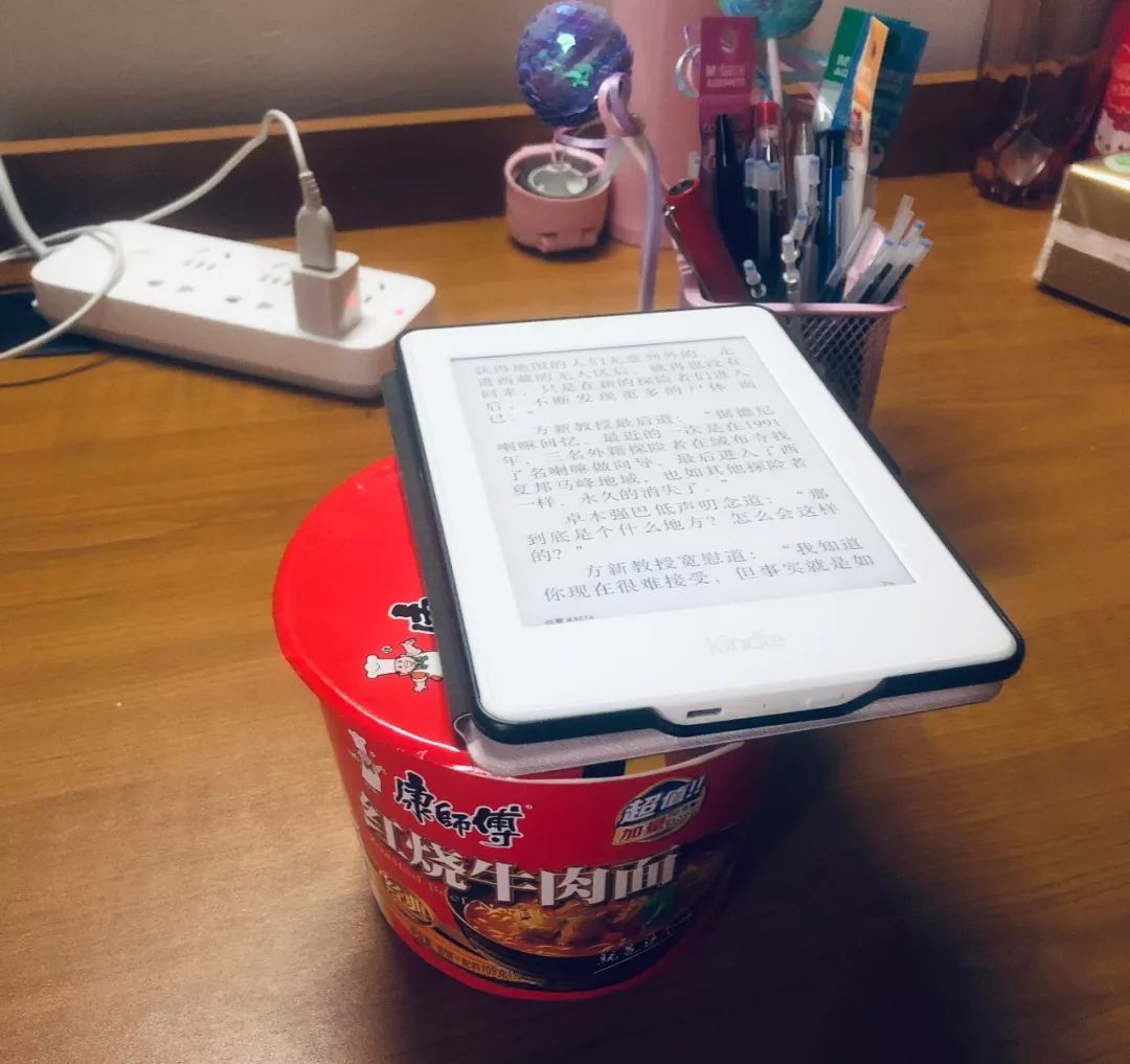 他们也纷纷晒出自己手上 kindle 的实际用途和盖泡面桶的图片…就在
