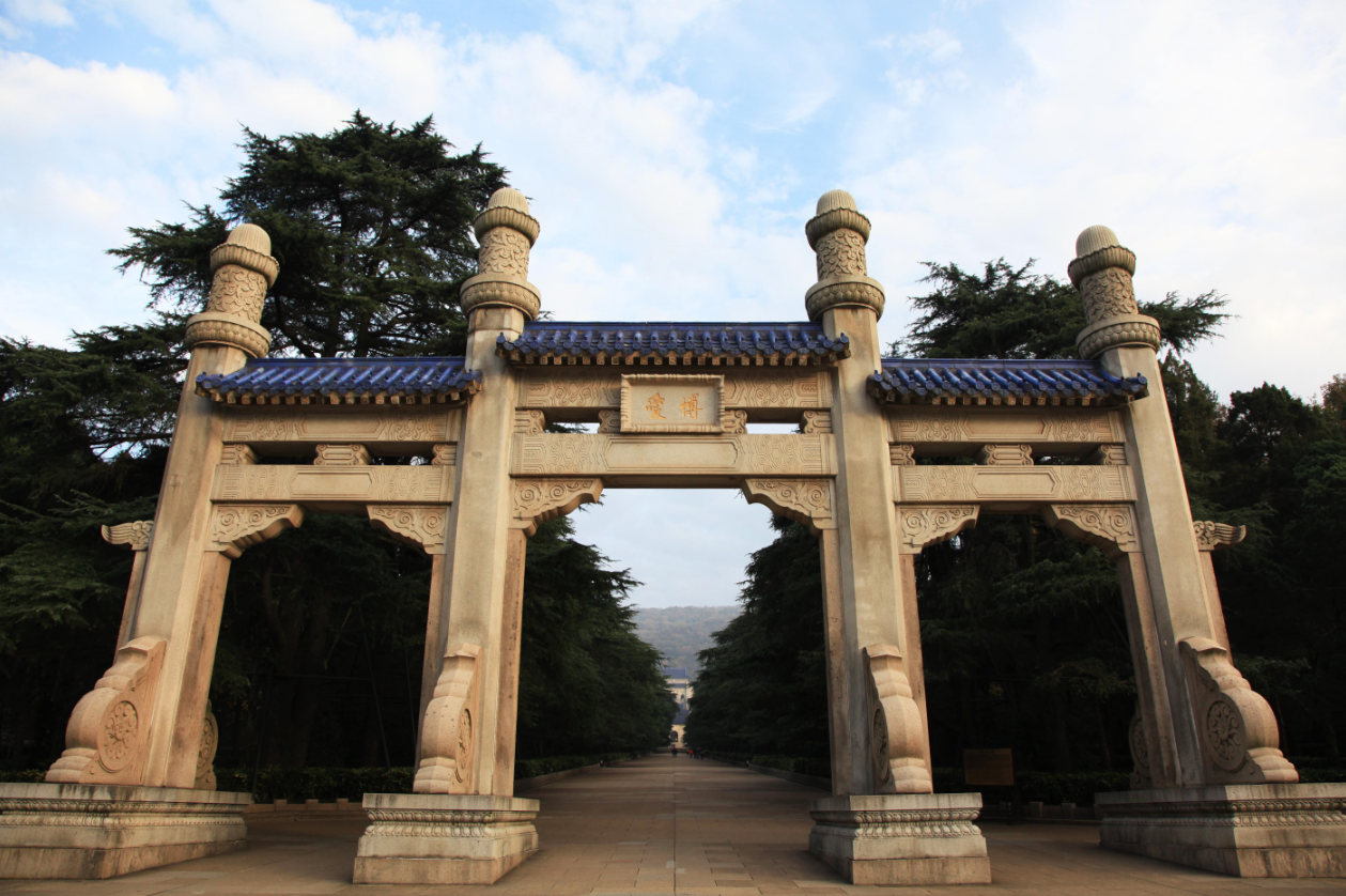 心灵在音乐王国自由驰骋，肉身在俗世间饱受折磨，他却说：我要扼住命运的咽喉