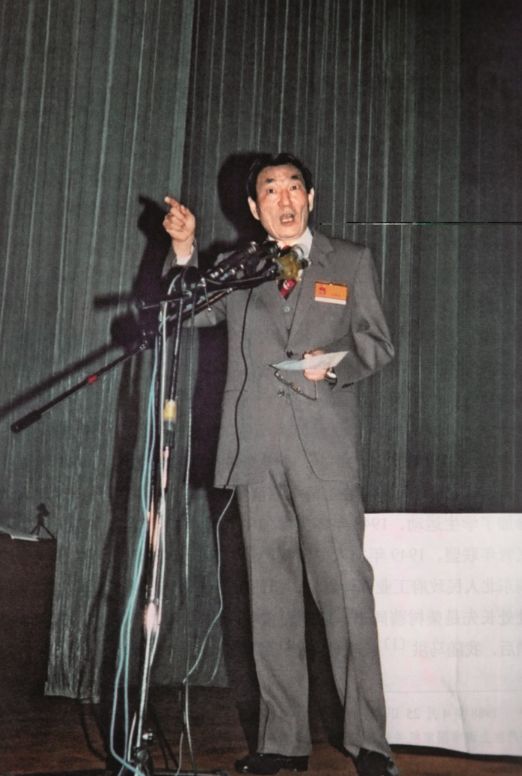 1988年4月25日,朱镕基在上海市九届人大一次会议上讲话。