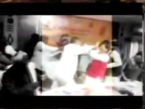 【蜗牛棋牌】为了一块石头 印度两名议员当记者面抡鞋互殴(图)