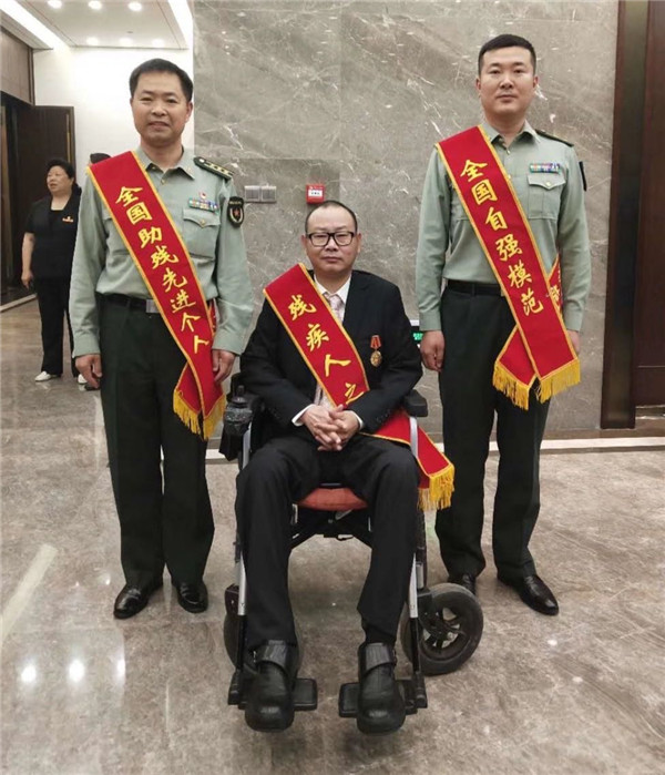助3000残疾人就业,“残梦”英雄大面积烧伤后受郑州慈善救助