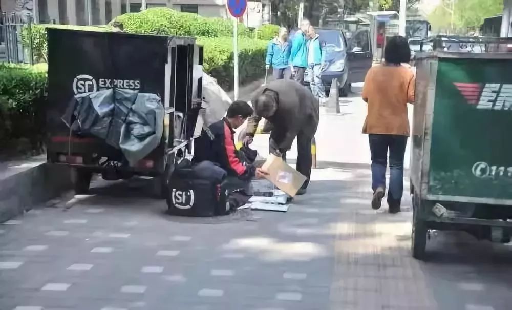 你看这个快递,像不像那些年坐过的“黑车”?-快递新闻网