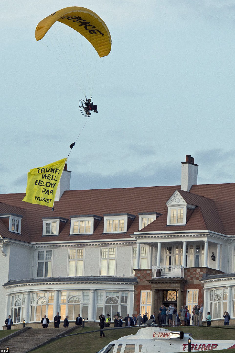  抗议者滑翔而过（图片来源：《每日邮报》）