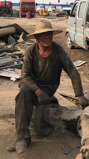 灵武再生资源循环经济示范区一废旧汽车拆解厂的工人