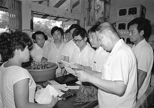 1987年8月13日，孙孚凌（前右）带领物价、计量检查组检查北京市饮食服务行业。