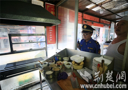 烧烤店油烟扰民屡遭投诉 荆门城管城管支招获