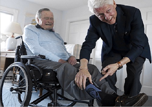 老布什在推特上发布与克林顿会面时向其展示袜子的照片