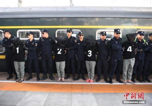 2017年8月29日，长春火车站，10名电信诈骗犯罪嫌疑人被长春警方从国外经云南押解回国。中新社记者 张瑶 摄