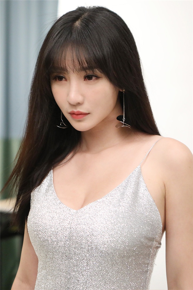 柳岩写真花絮曝光少女感十足 蜂腰翘臀身材火爆