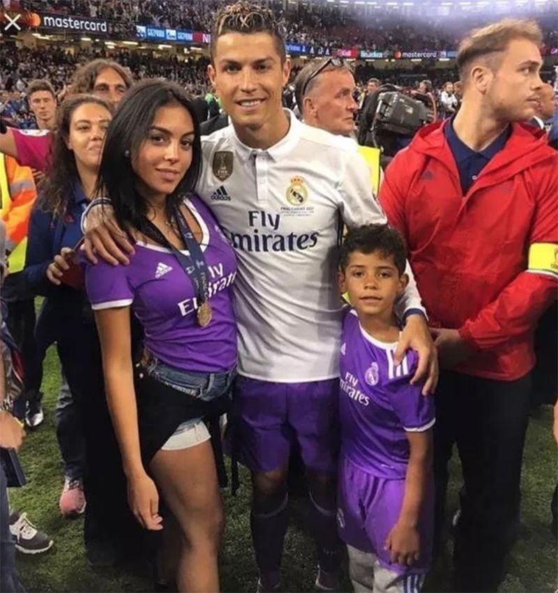 C罗求婚成功!让30亿女人疯狂的他,为何独宠一