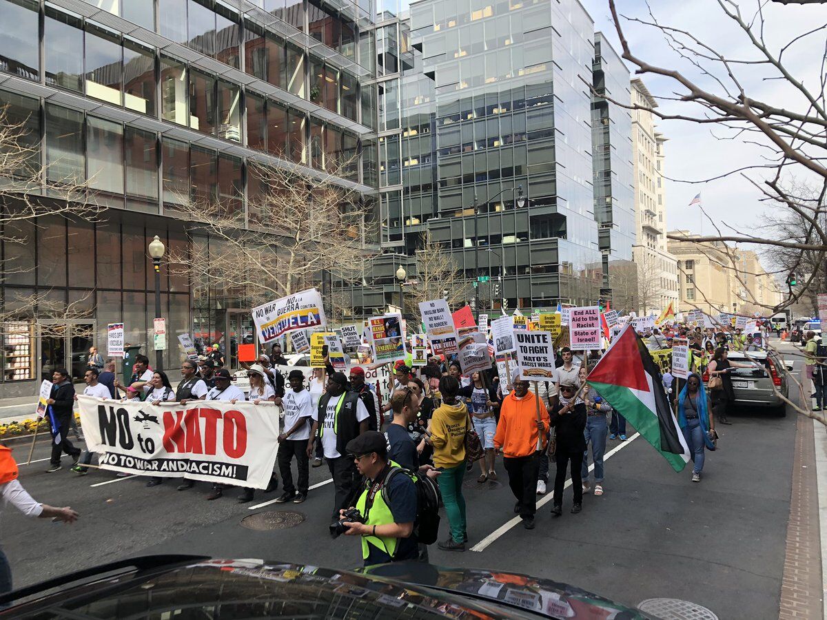 【蜗牛棋牌】华盛顿数百人走上街头游行 反对美国干预委内瑞拉