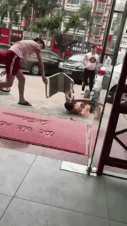 外卖小哥遭三人殴打 美团：必须讨回公道