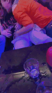 为什么你可以对着木偶冲啊 动图 你给我从桌子上下来