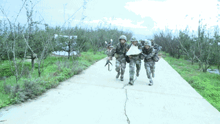 超燃动图:带你一起见证军人强化训练的一天