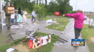 a69786e43ab1f1ff571044b8a81d5fe5.gif 美城市遭飓风袭击成孤岛 民众趁机劫掠商店