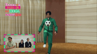 而山崎贤人就显得相当游刃有余了！颠球颠得相当溜了～