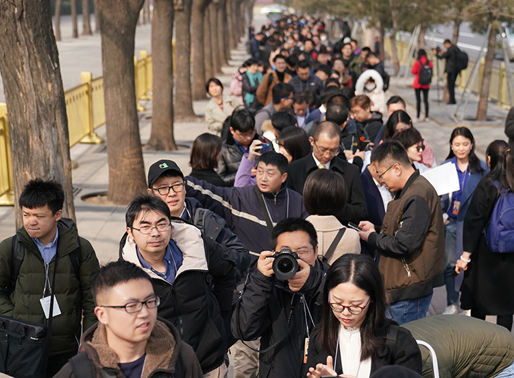 人民大会堂东门外记者排起长长的队伍。