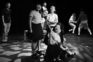 儿童参与创作校园剧《标准答案》亮相