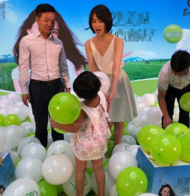 偶遇高圆圆拍广告,夏天穿高领毛衣瘦到嘬腮,这