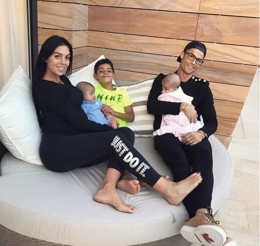 C罗求婚成功!让30亿女人疯狂的他,为何独宠一