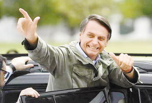 他,向特朗普靠拢