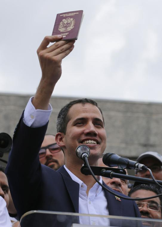 瓜伊多回国:多国外交官接机 蓬佩奥送“祝贺”